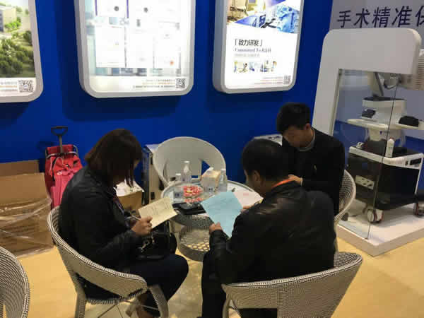 大為工作人員與客戶商談合作細節