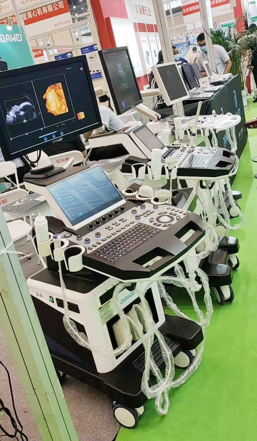 展會這中多種型號B超機、彩超機